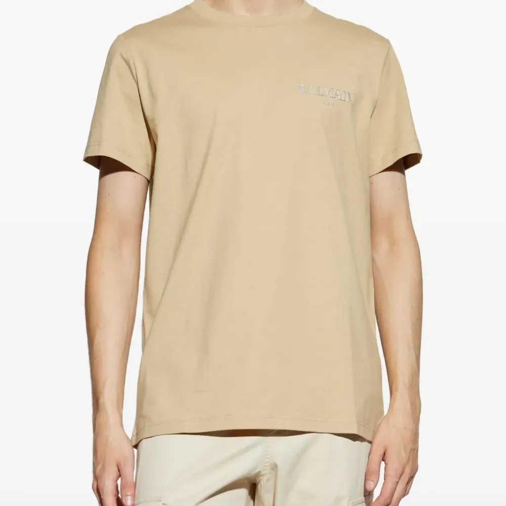 футболка с логотипом