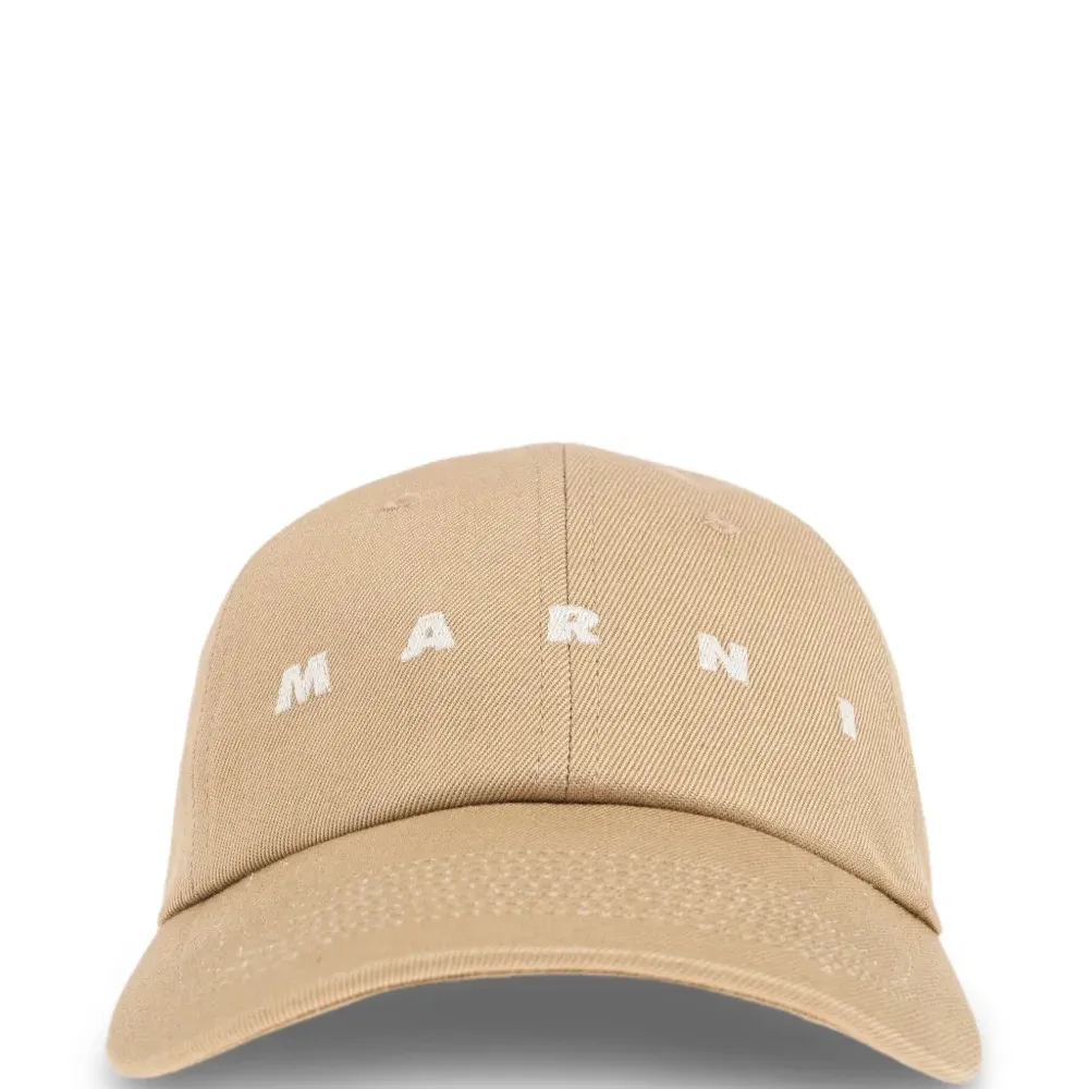 бейсболка с вышитым логотипом