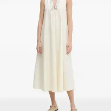 Платье без рукавов, украшенное кристаллами