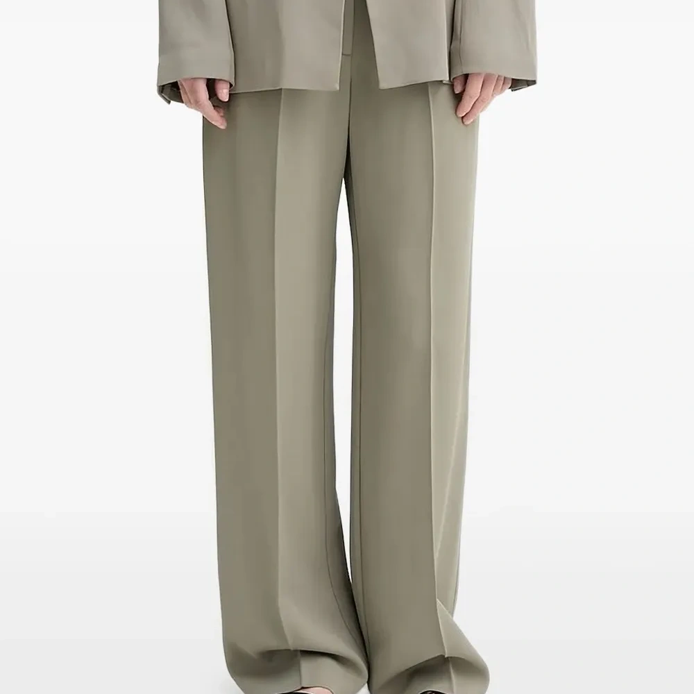 Широкие брюки со складками