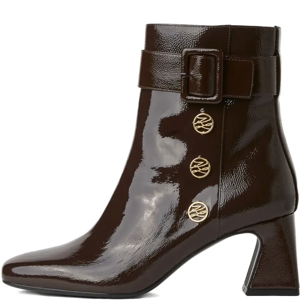 Лакированные ботильоны с пряжками