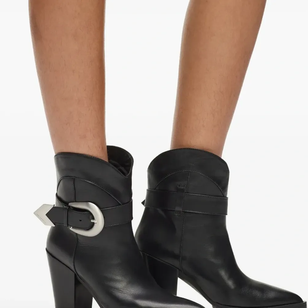 Ботинки Kowboy с заостренным носком и пряжками Ботинки Kowboy с заостренным носком и пряжками