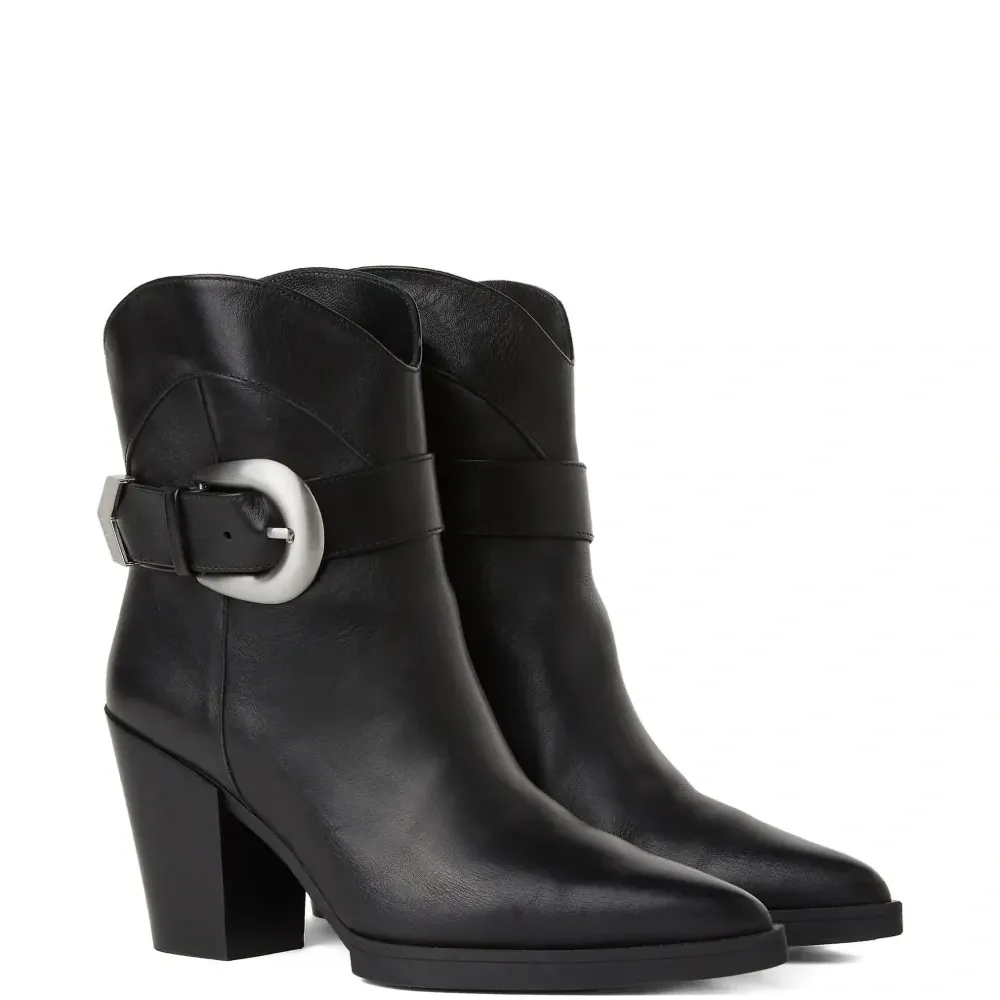 Ботинки Kowboy с заостренным носком и пряжками Ботинки Kowboy с заостренным носком и пряжками