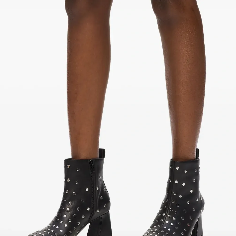 Ботильоны на блочном каблуке с заклепками