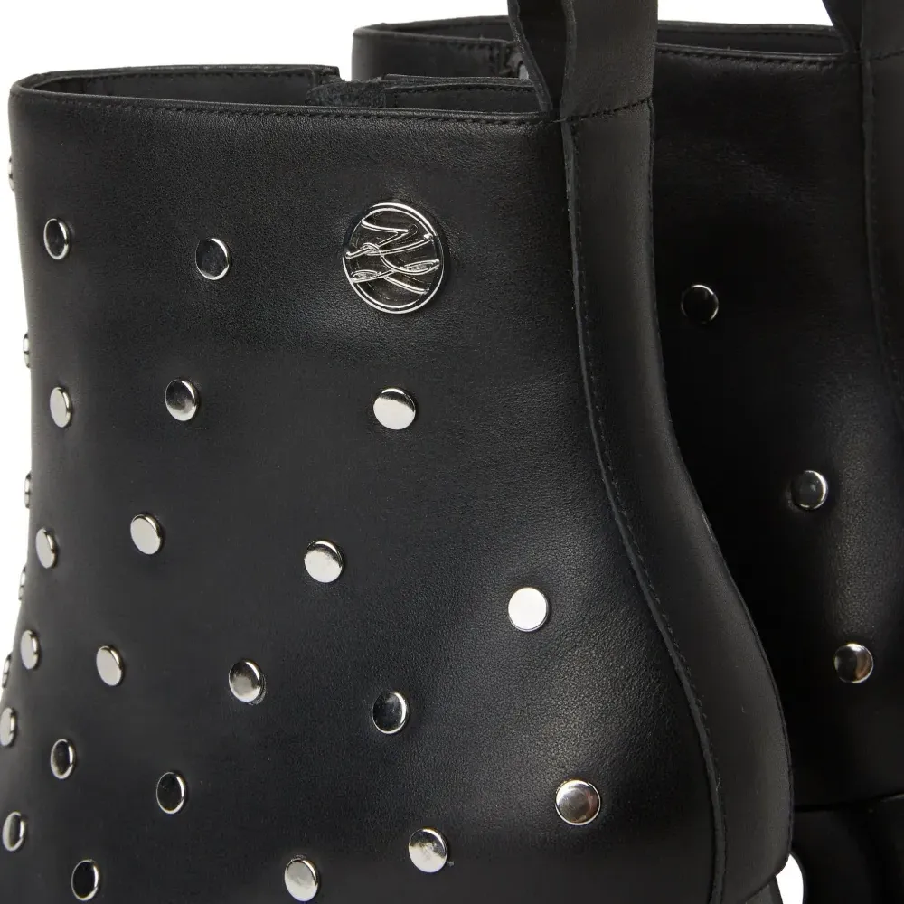 Ботильоны на блочном каблуке с заклепками