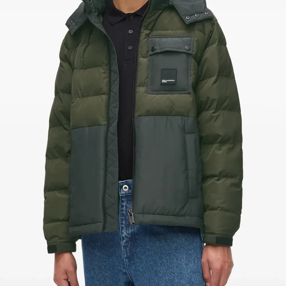 Пуховик с капюшоном и вставками Пуховик с капюшоном и вставками