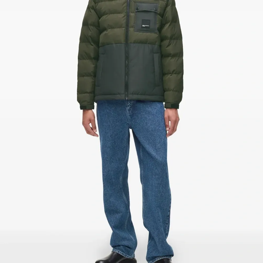 Пуховик с капюшоном и вставками Пуховик с капюшоном и вставками