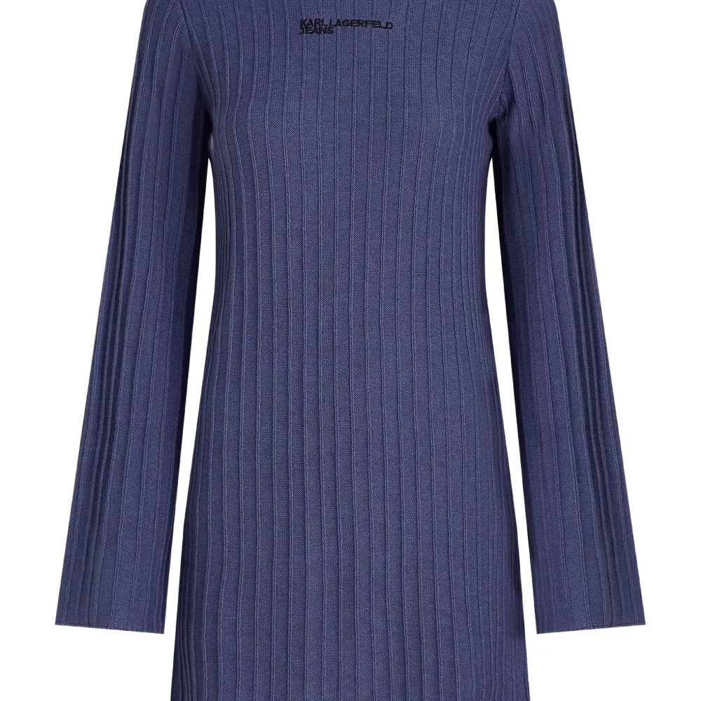 Платье в рубчик с высоким воротником