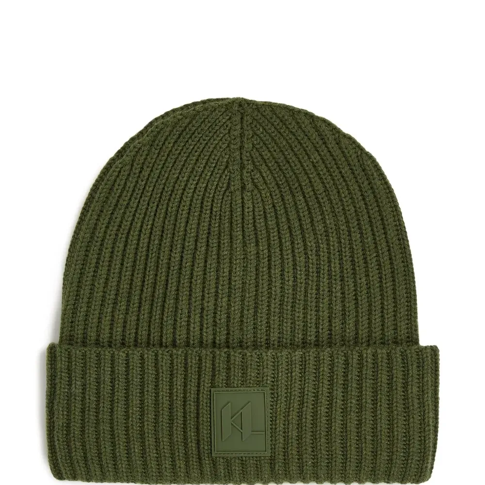 Шапка бини в рубчик с монограммой