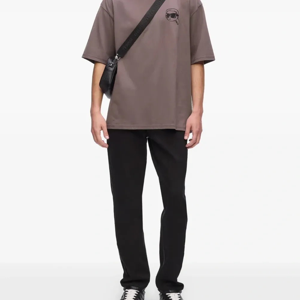 Футболка с вышитым логотипом