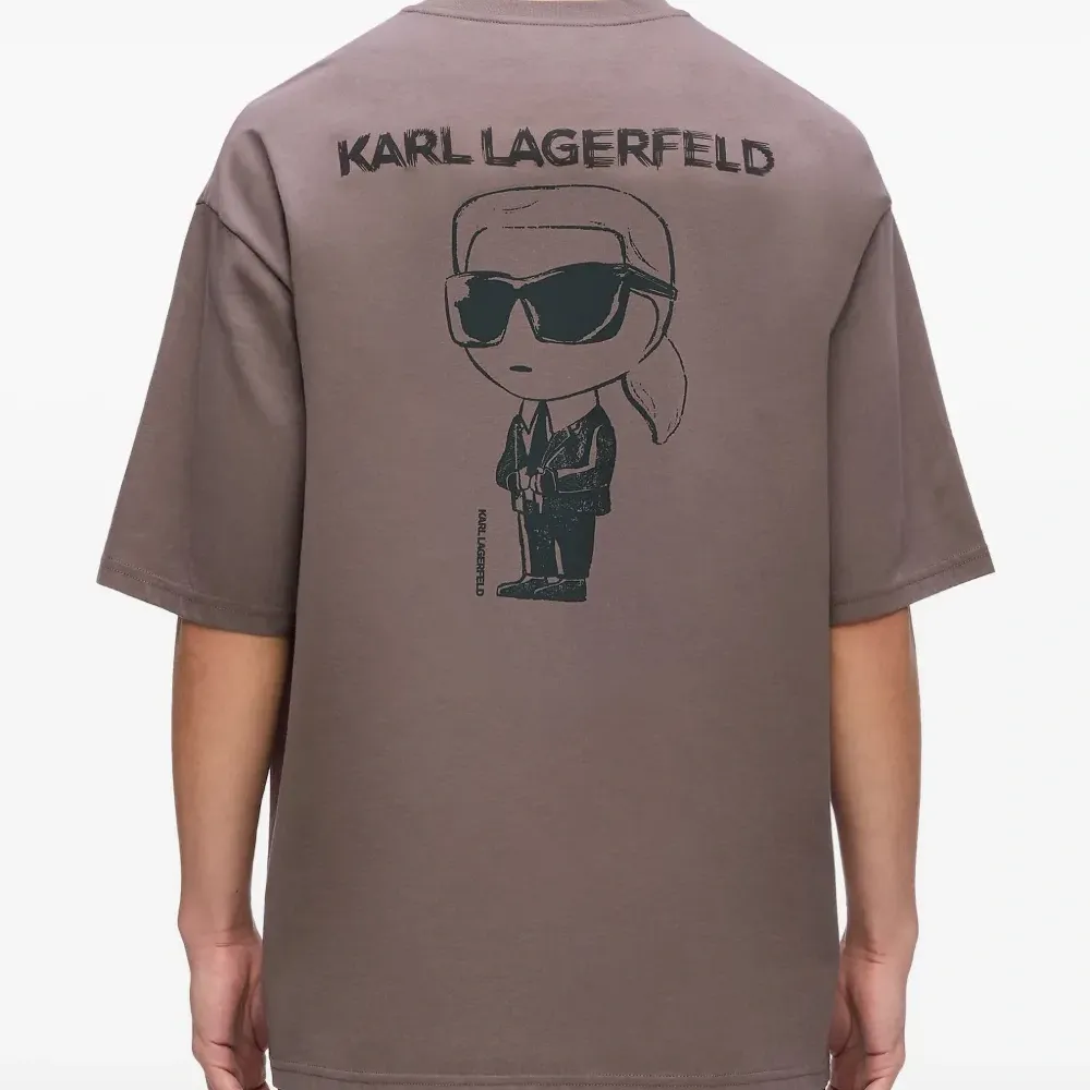 Футболка с вышитым логотипом