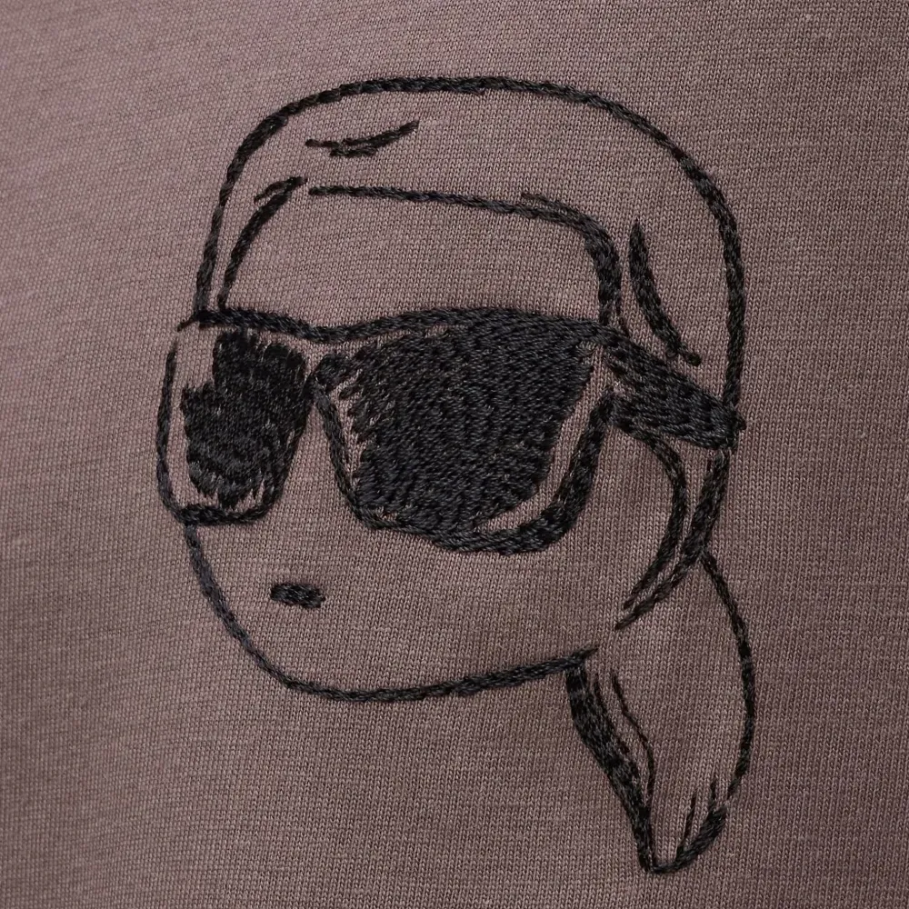 Футболка с вышитым логотипом