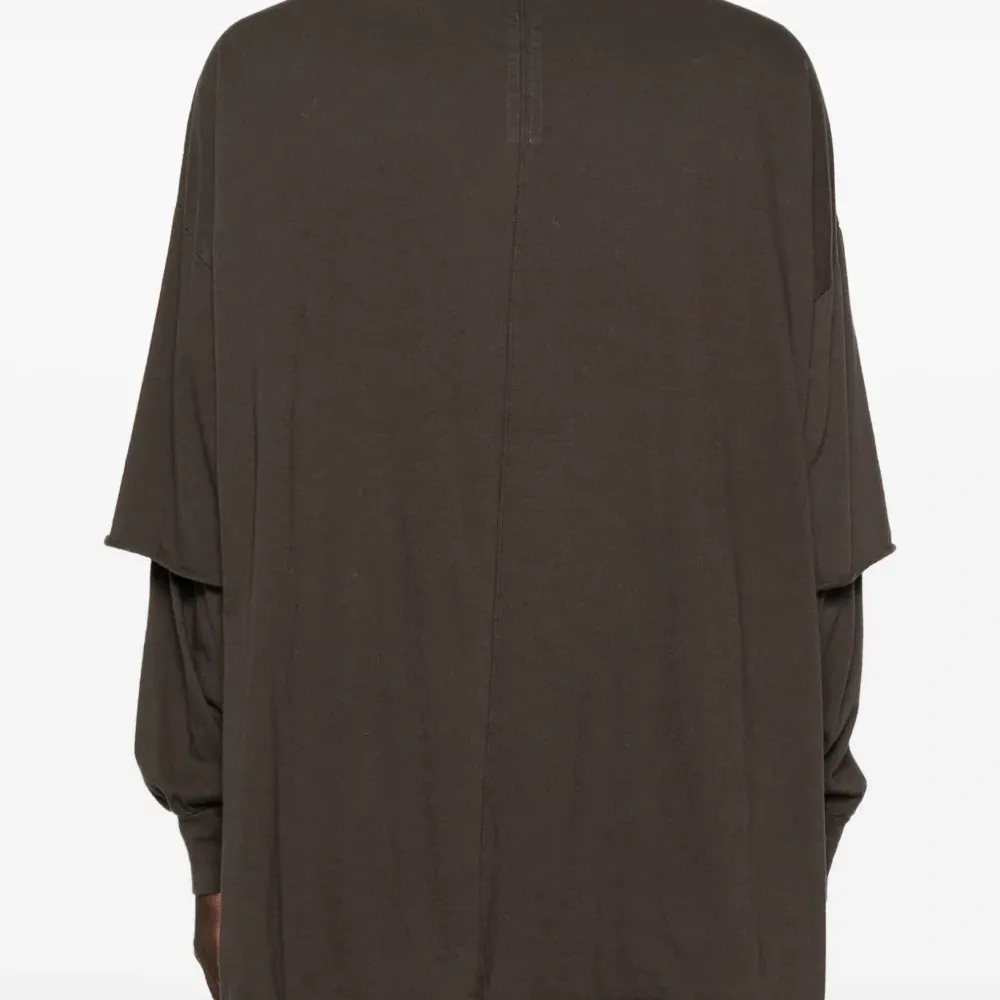 Футболка с длинными рукавами и эффектом многослойности