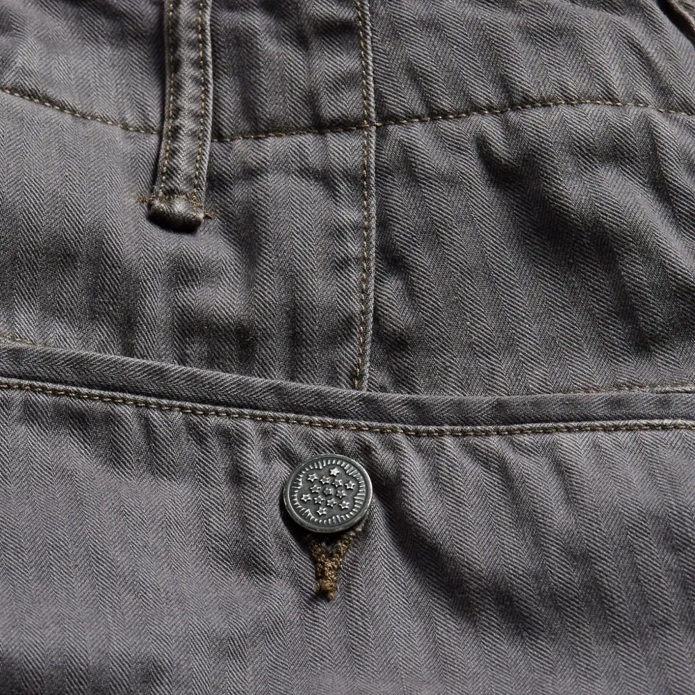 Брюки в тонкую полоску