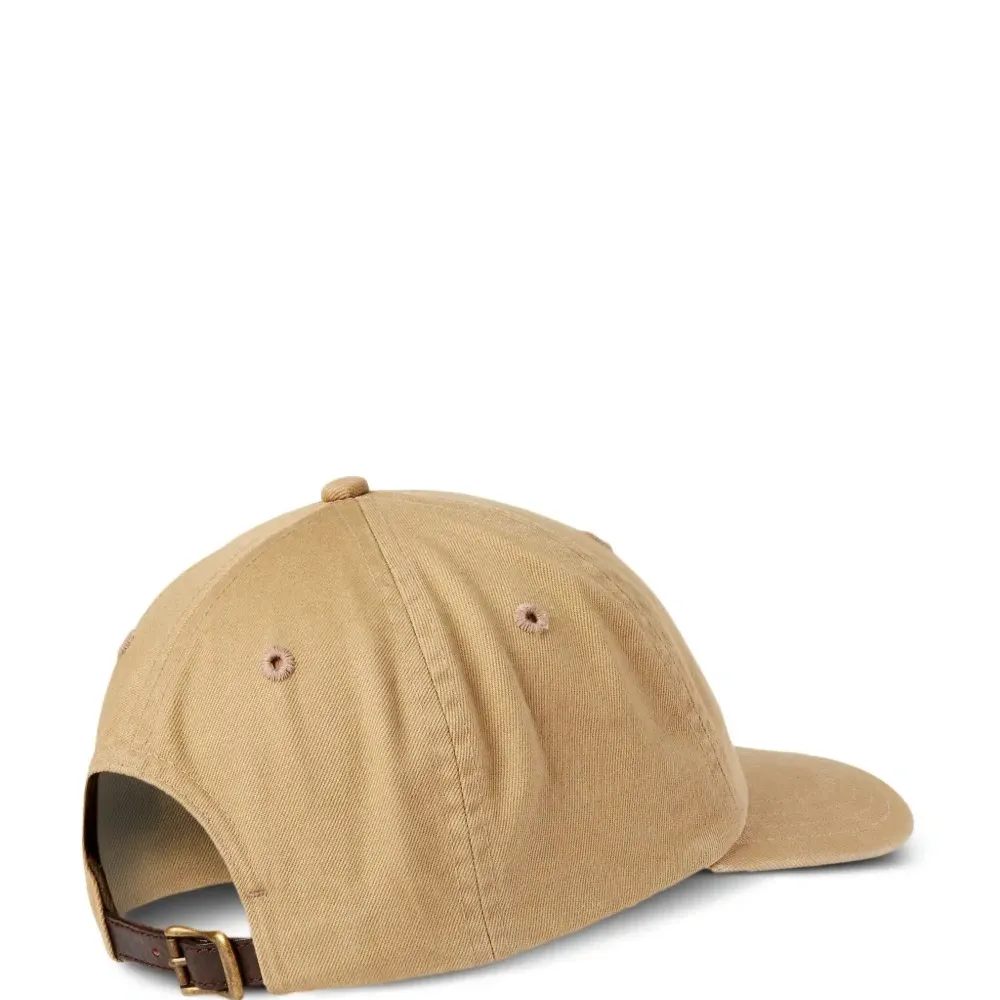 бейсболка с вышитым логотипом