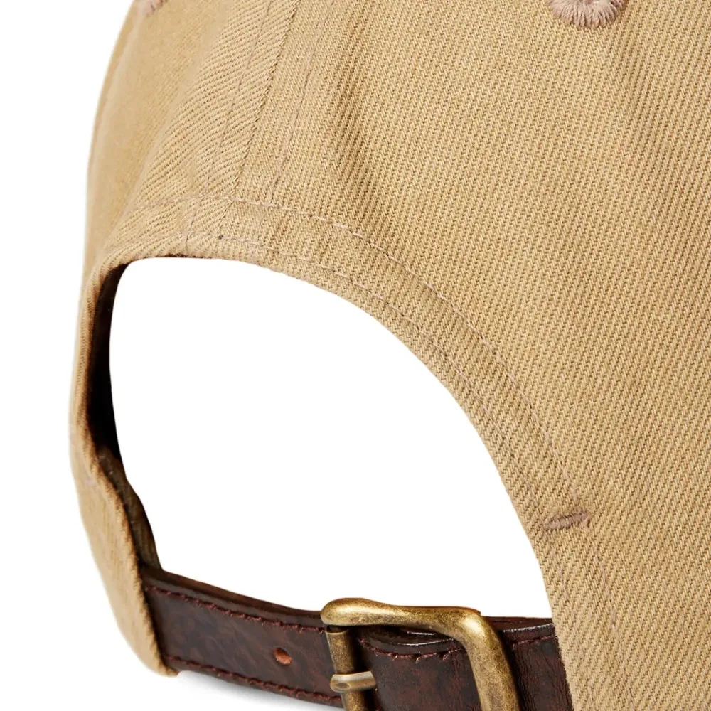 бейсболка с вышитым логотипом