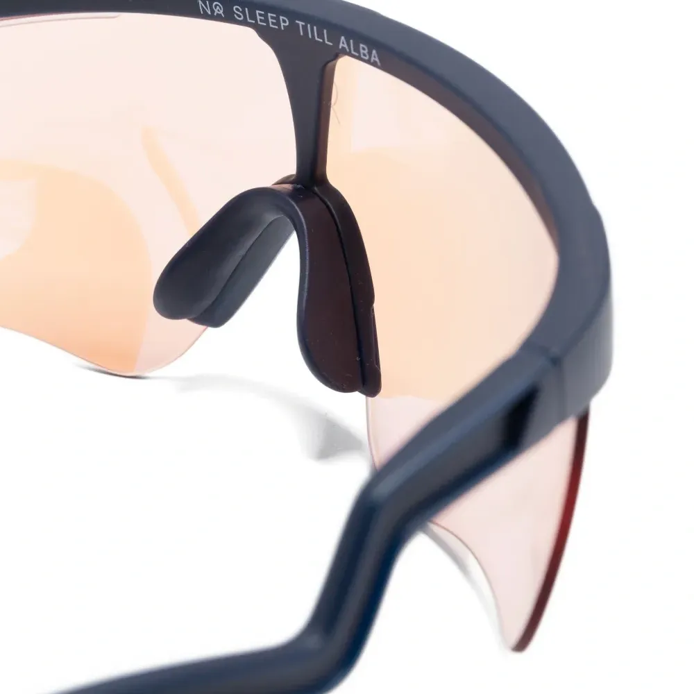 Солнцезащитные очки в массивной оправе