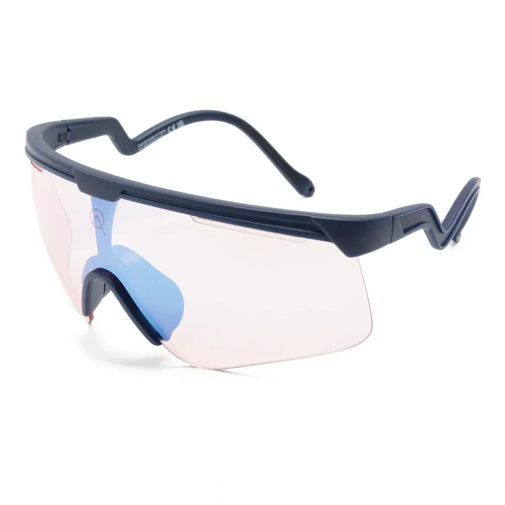 Солнцезащитные очки в массивной оправе