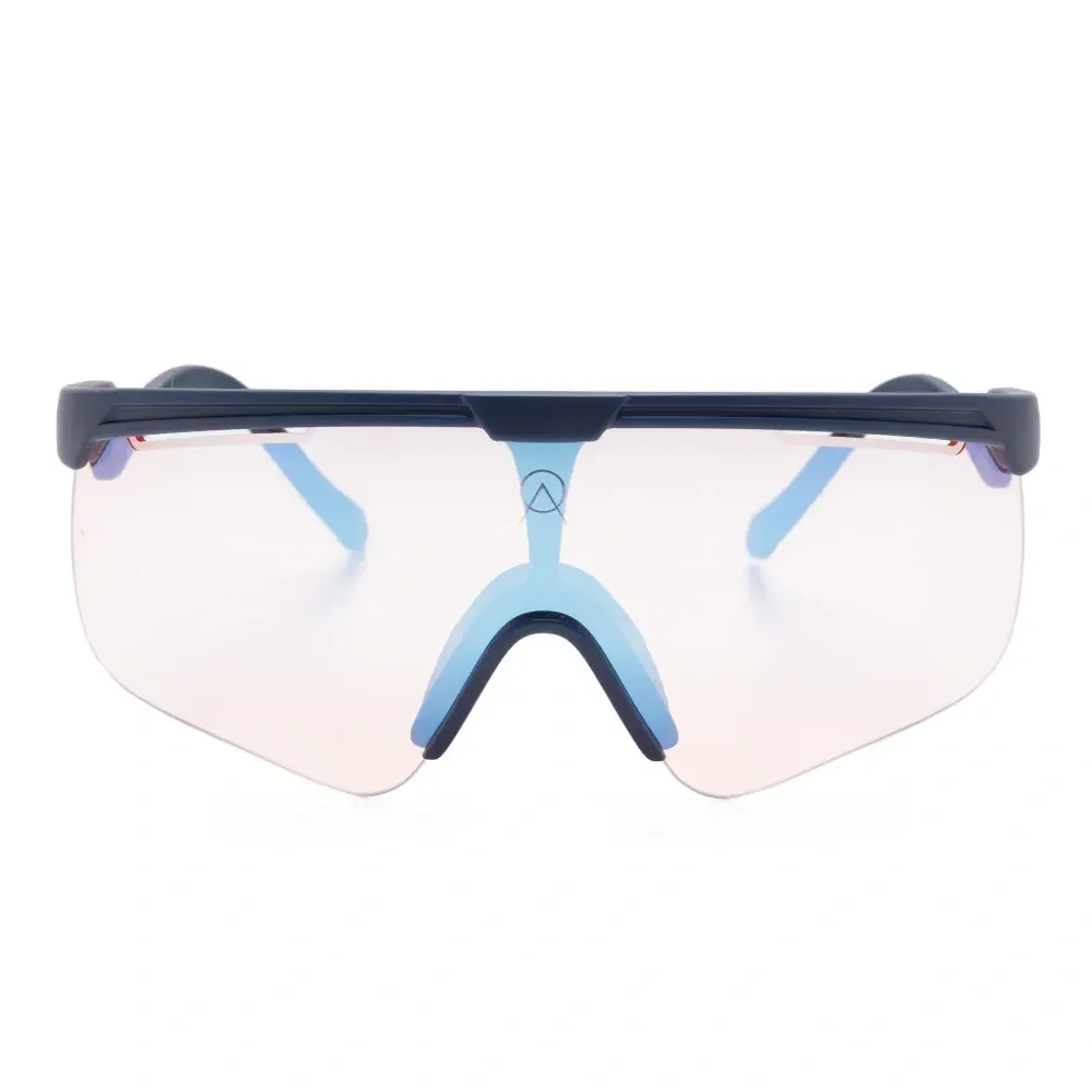 Солнцезащитные очки в массивной оправе