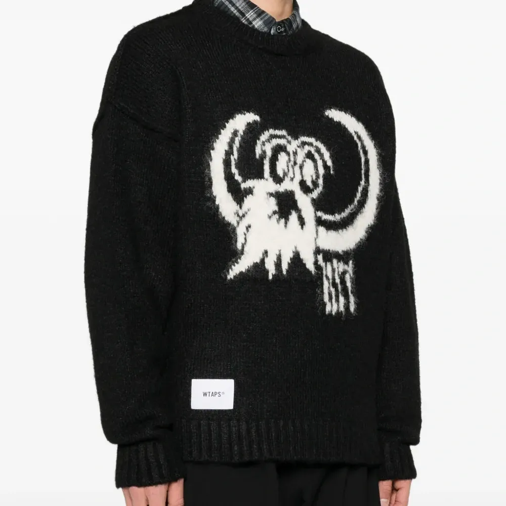 Графический свитер с круглым вырезом