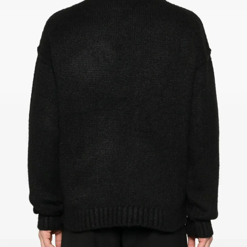 Графический свитер с круглым вырезом