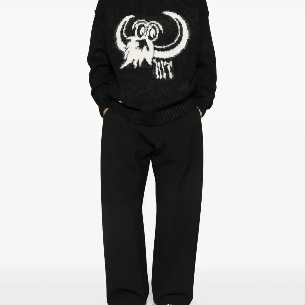 Графический свитер с круглым вырезом