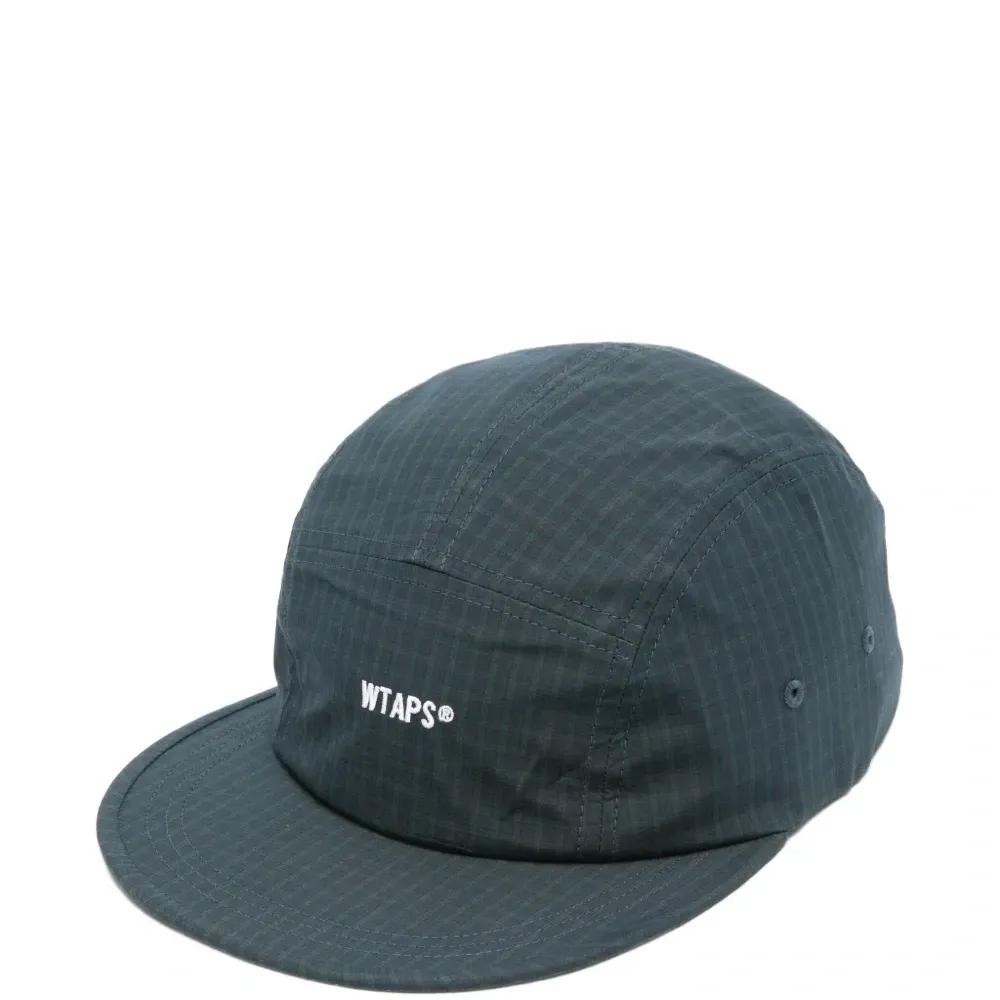 Кепка с вышитым логотипом