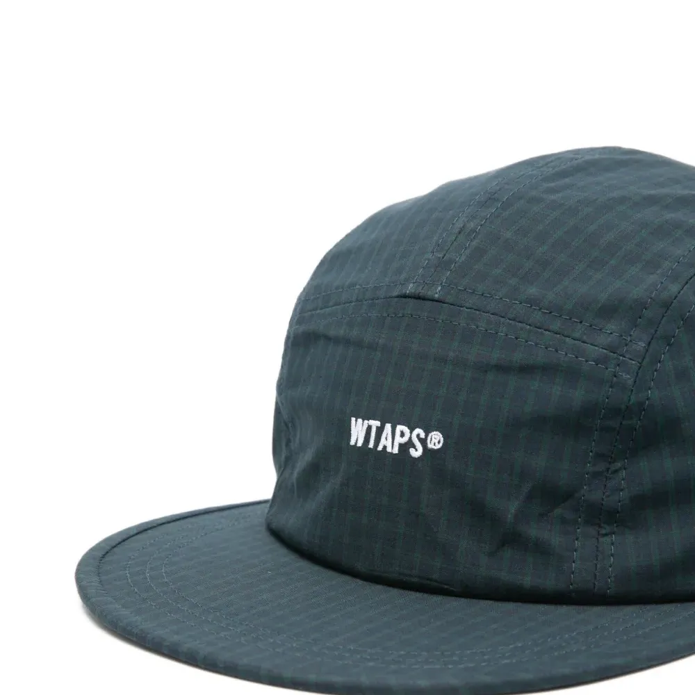 Кепка с вышитым логотипом