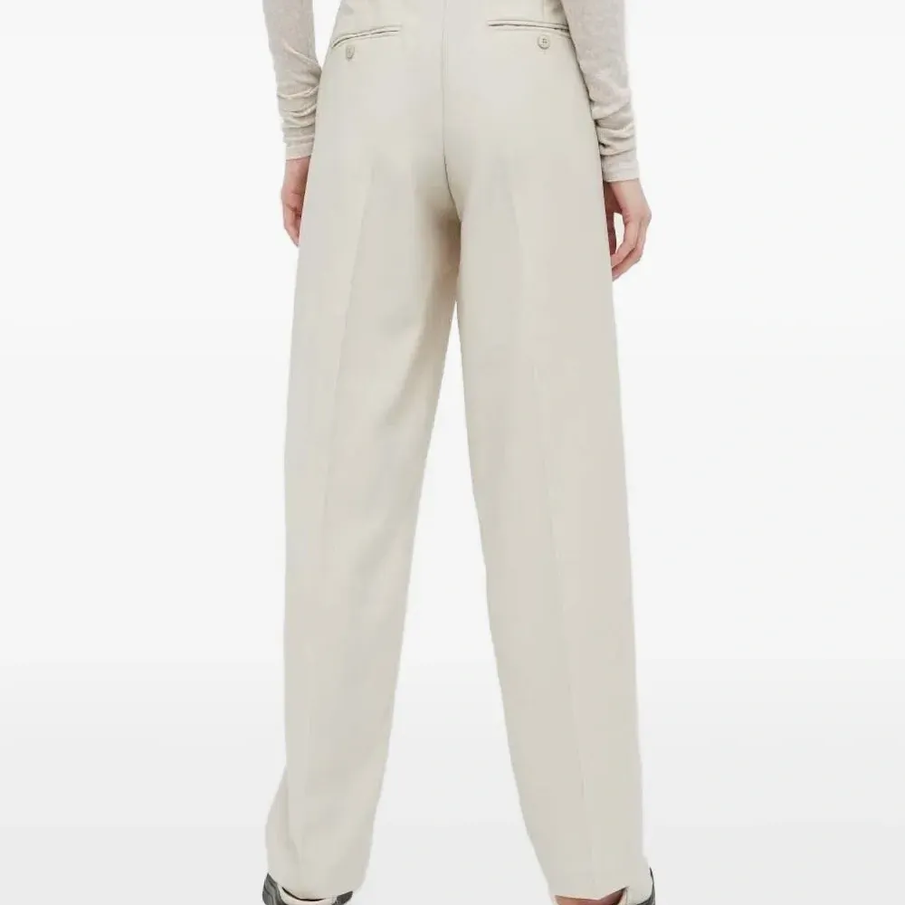 Брюки со складками Брюки со складками