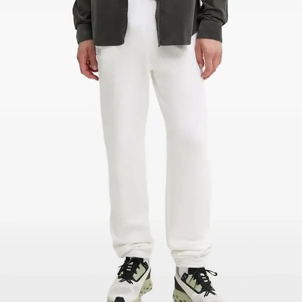 Спортивные брюки с вышитым логотипом