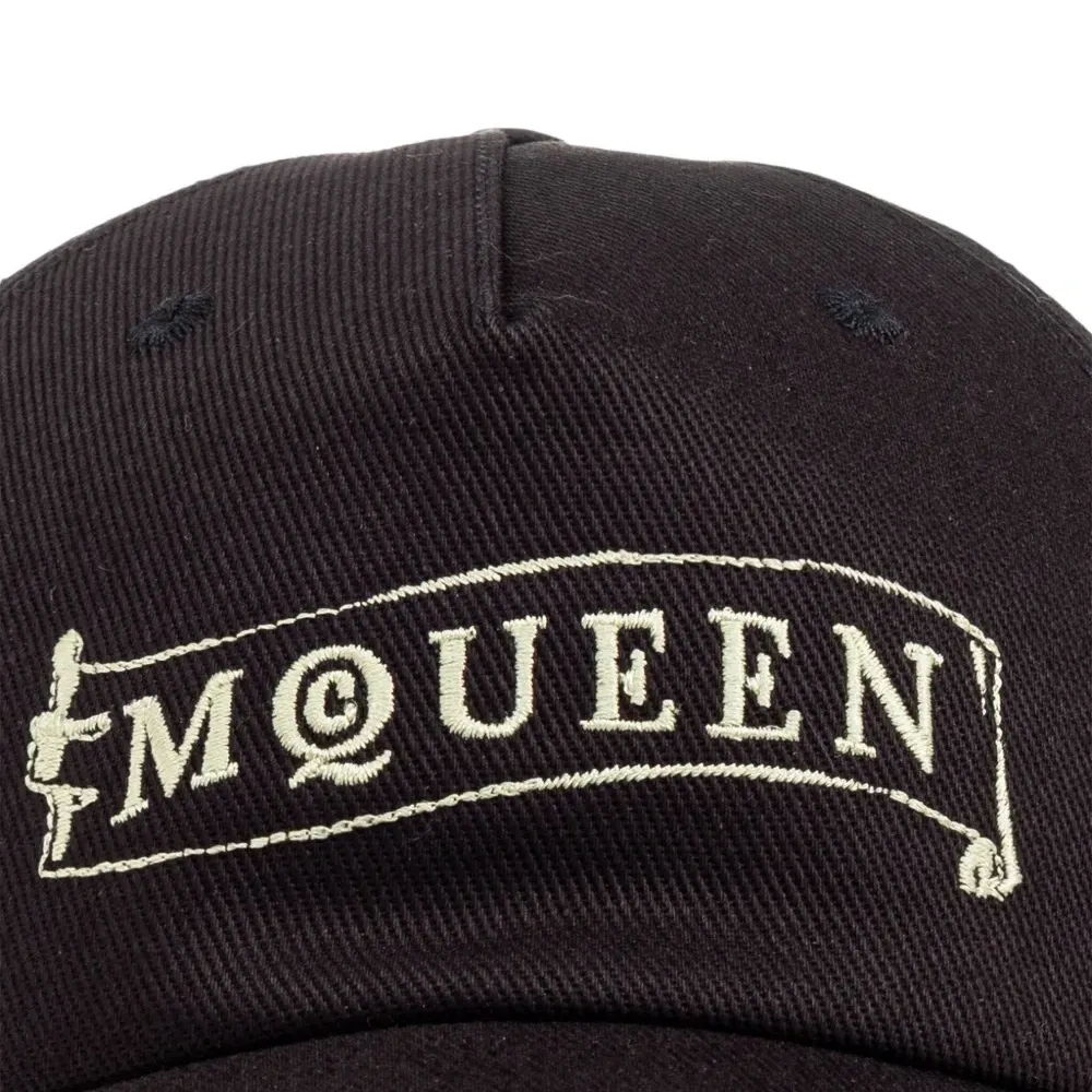 бейсболка с вышитым логотипом