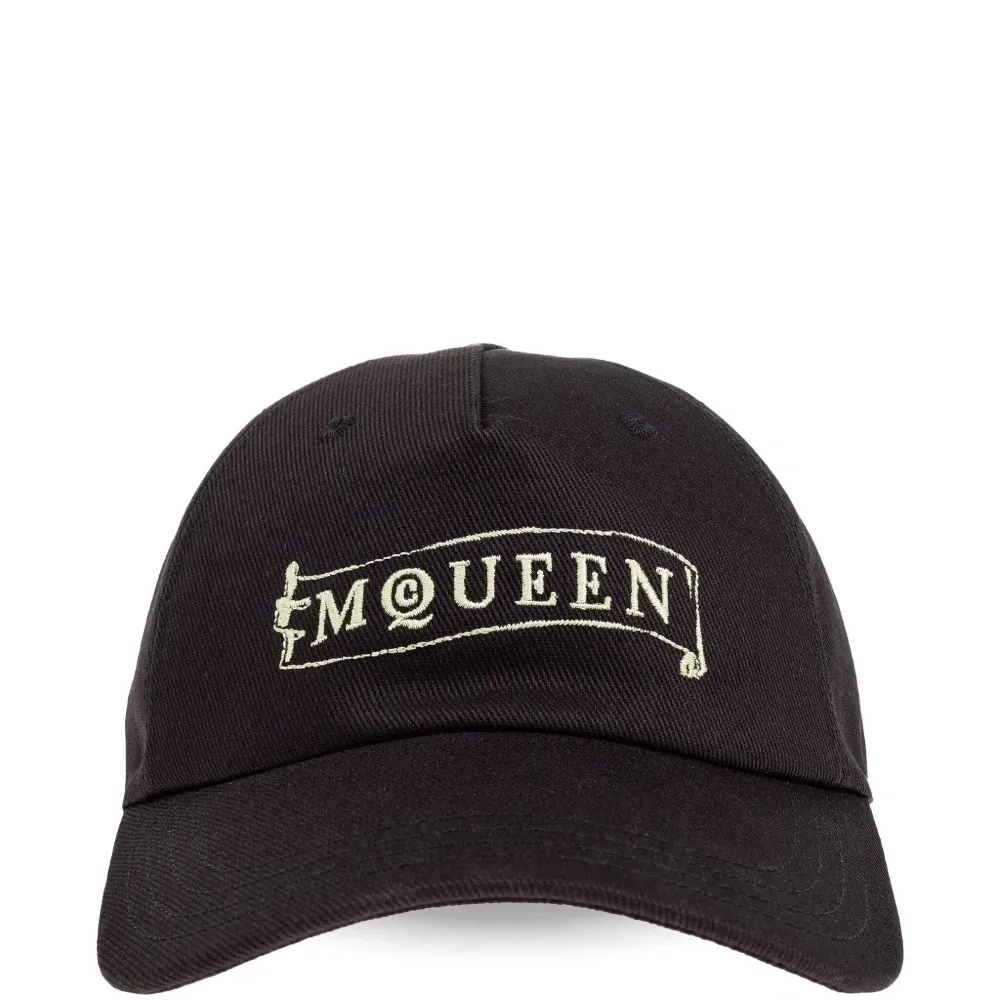 бейсболка с вышитым логотипом