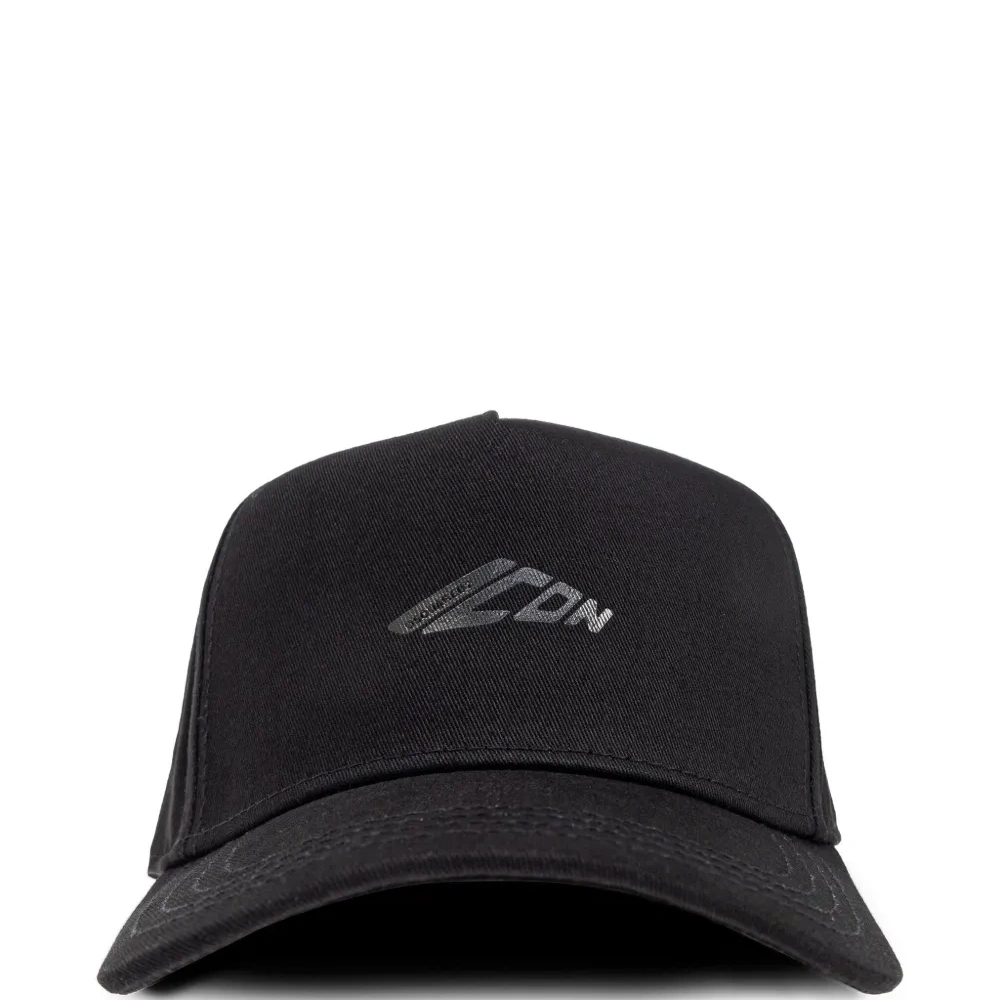 кепка с логотипом