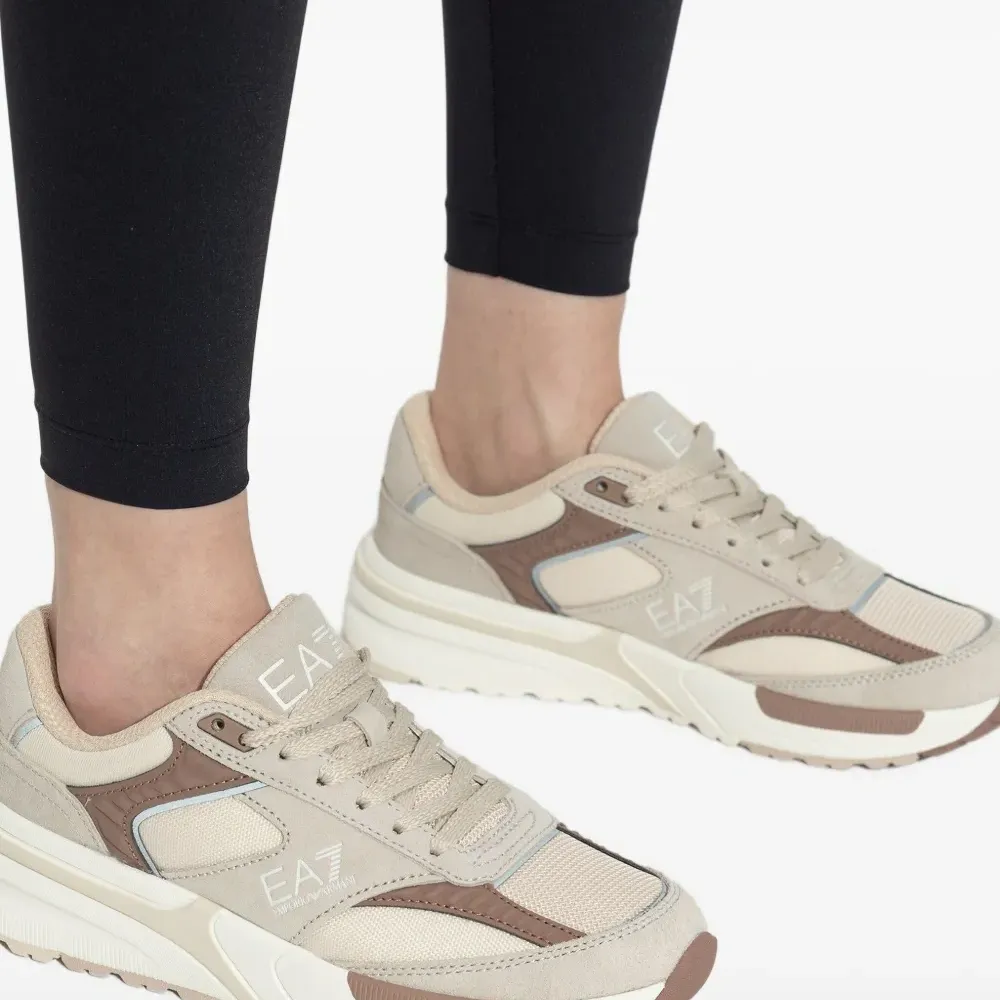 кроссовки с логотипом