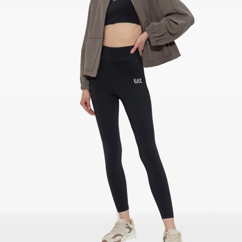 кроссовки с логотипом