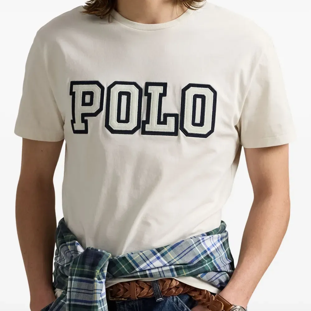 футболка с вышитым логотипом