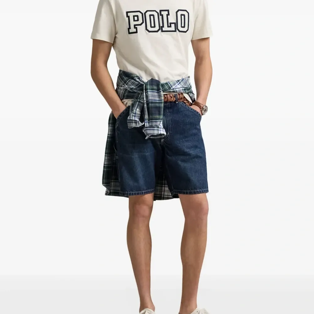 футболка с вышитым логотипом