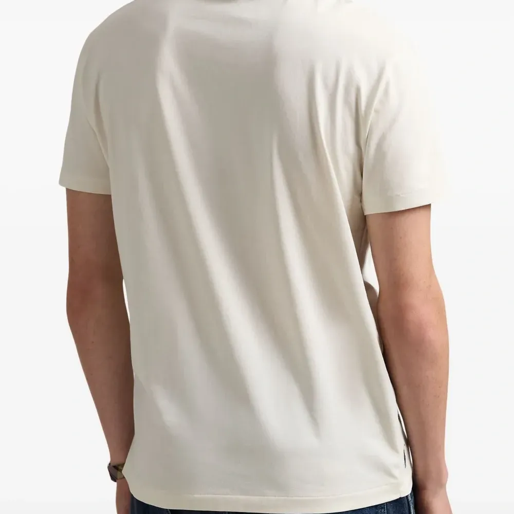 футболка с вышитым логотипом