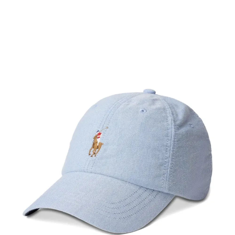 бейсболка с вышитым логотипом