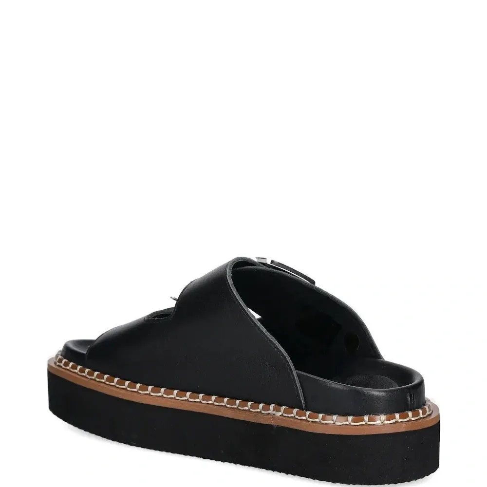 Сандалии на платформе с пряжкой