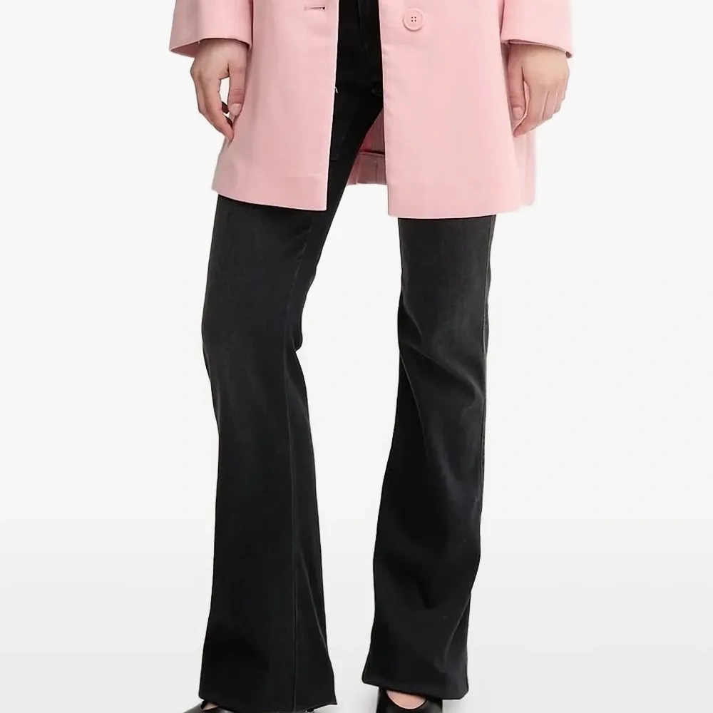 Расклешенные джинсы с вышитым логотипом