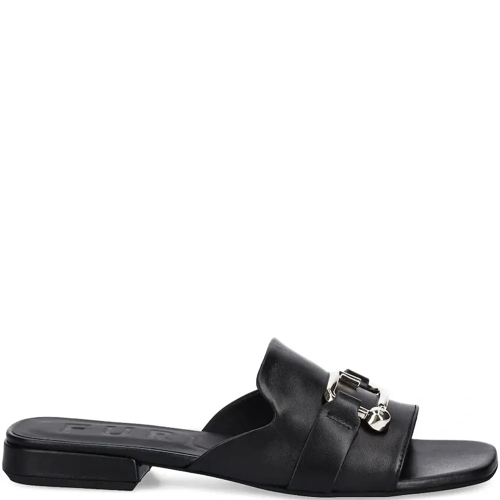 Сандалии с пряжками