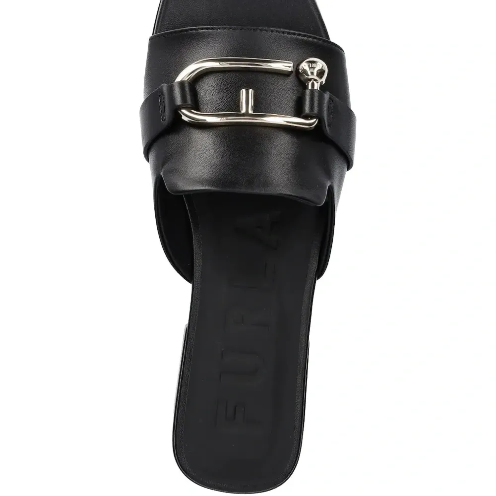 Сандалии с пряжками