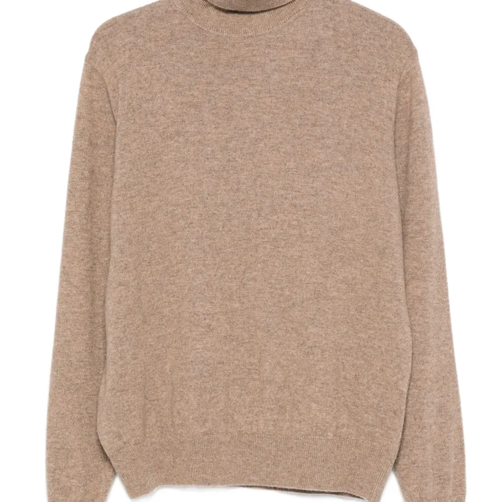 Свитер с вырезом халтер