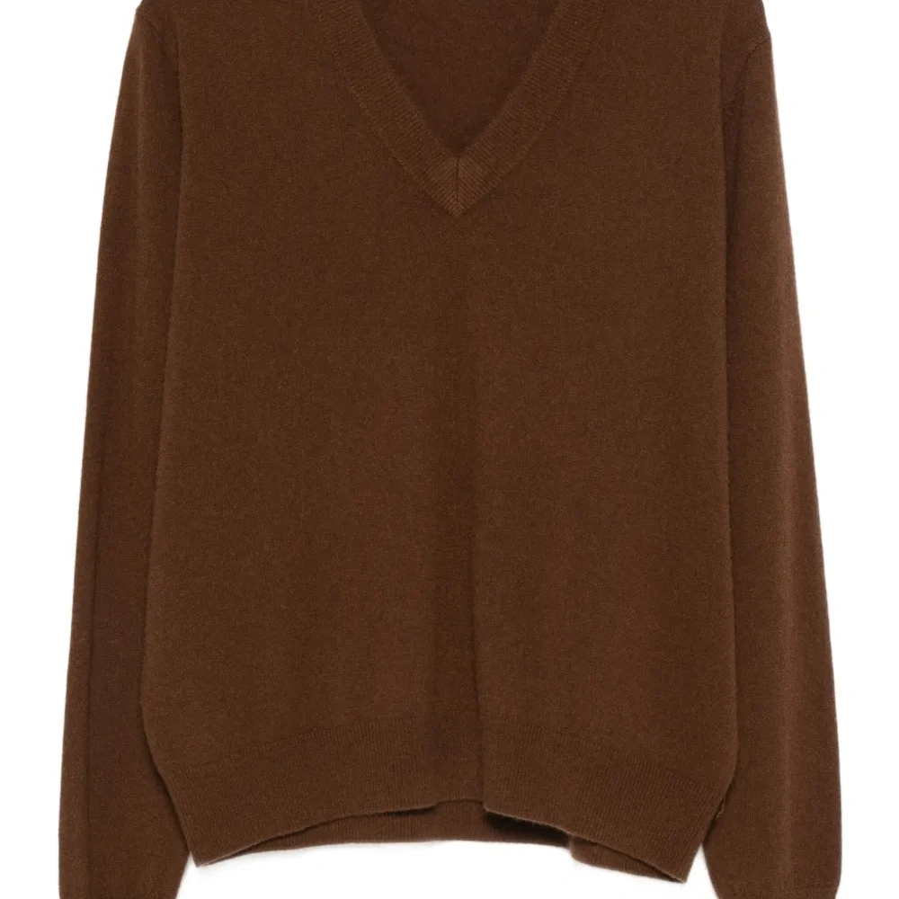 Свитер с V-образным вырезом