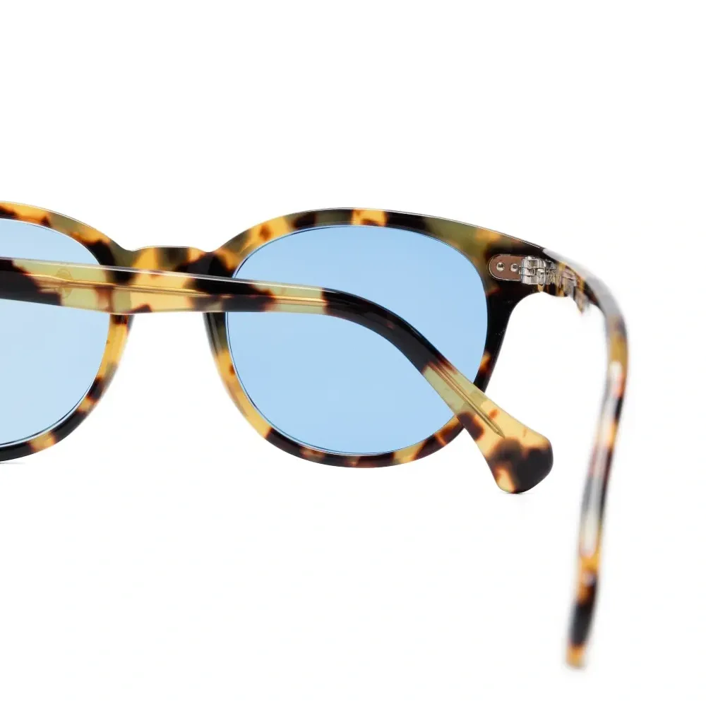 Круглые солнцезащитные очки в черепаховой оправе