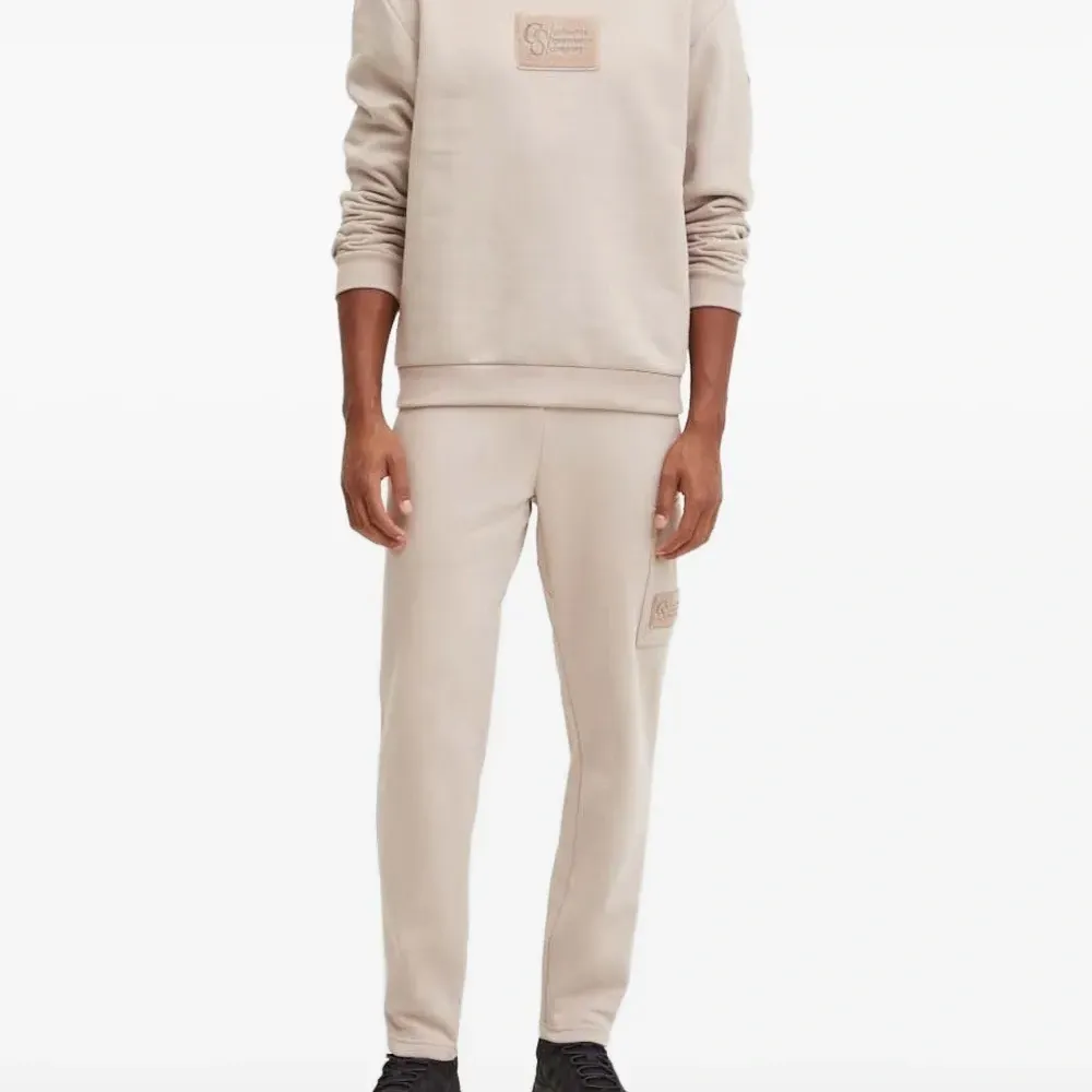 Толстовка с нашивкой-логотипом