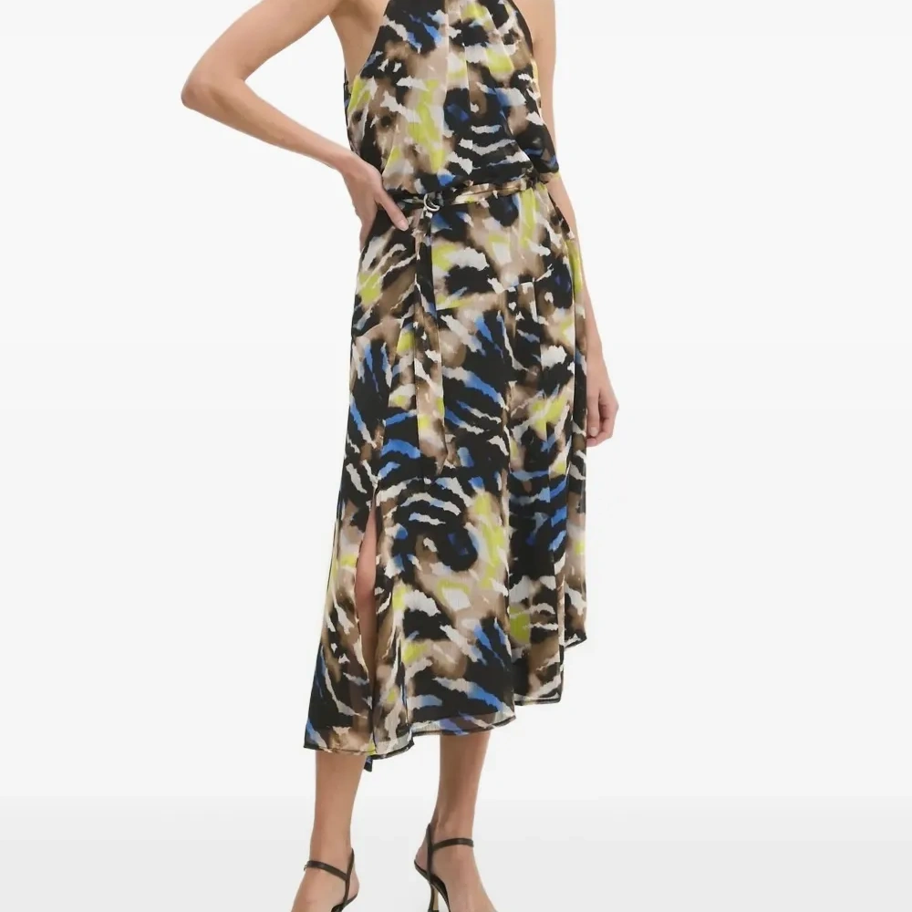 Платье с высоким воротником и абстрактным принтом