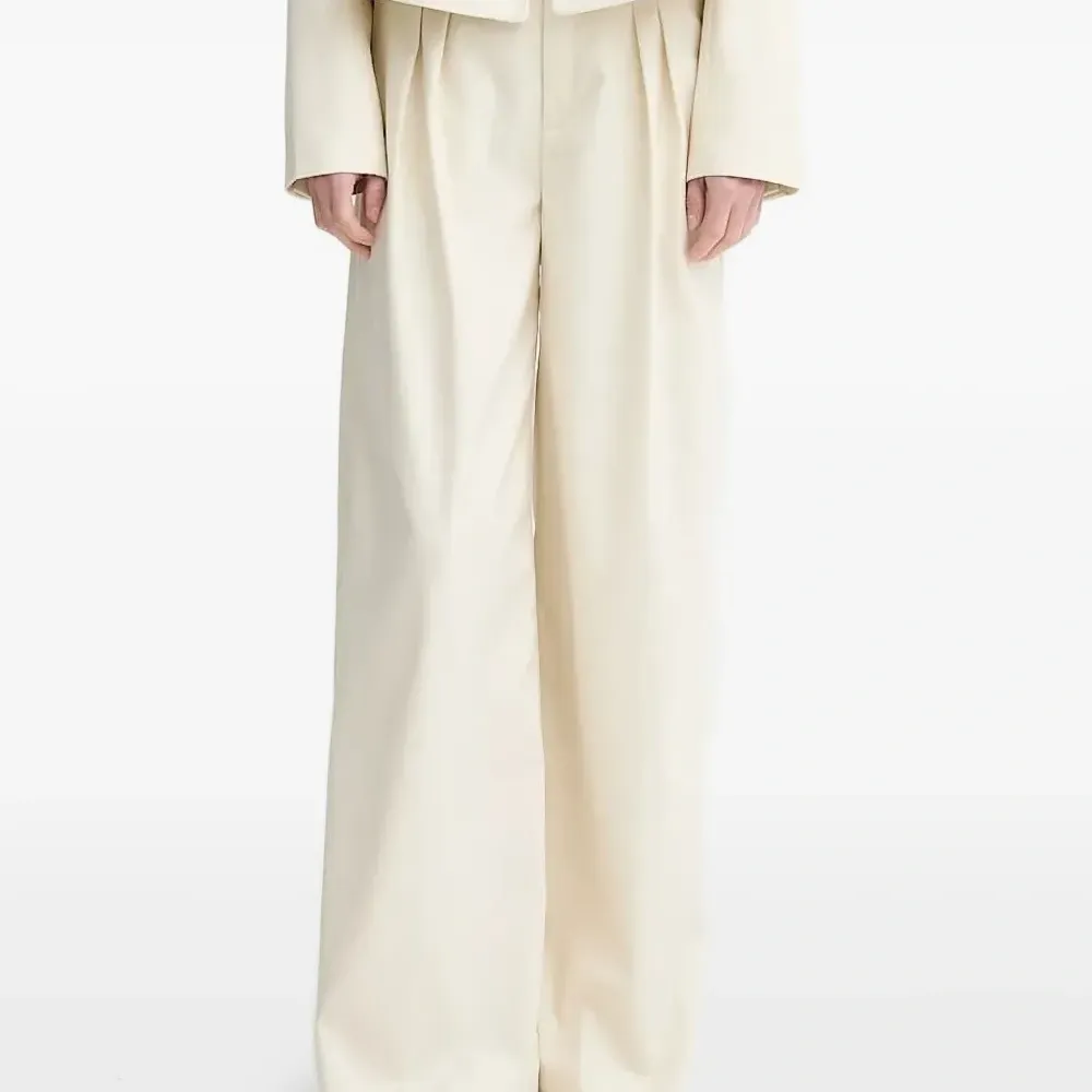 Широкие брюки со складками