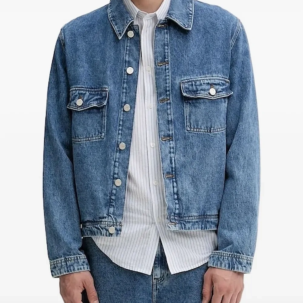 Джинсовая куртка с карманами